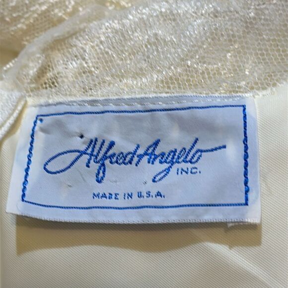 Vintage Alfred Angelo ivory lace wedding dress with veil. No size tags. - Picture 11 of 17